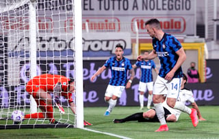 Ivan Perisic (14) marca el gol del Inter, en el empate 1-1 con Spezia. (AP)