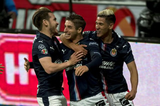Jugadores de Chivas celebran luego de anotar el primer gol, en la victoria 2-1 frente a los Rayados de Monterrey. (EFE)