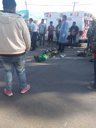 Paramédicos de la Cruz Roja arribaron al lugar para atender al lesionado y llevarlo a un hospital de la ciudad de Torreón. (EL SIGLO DE TORREÓN)