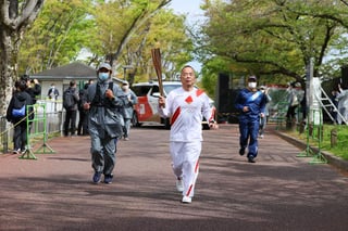 Un policía dio positivo al coronavirus un día después de participar en el relevo de la antorcha olímpica la semana pasada, dijeron los organizaciones de los Juegos Olímpicos de Tokio el jueves. (EFE)
