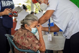 En México, al menos 16 entidades de las 32 que integran el país registran una tendencia al alza en casos de contagio, aunque todavía no se puede considerar una tercera ola, informaron este jueves autoridades sanitarias. (EFE)