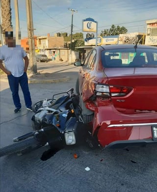 En el accidente participaron el conductor de una motocicleta en color negro y el conductor de un vehículo de la marca Kia línea Río en color rojo. (EL SIGLO DE TORREÓN)