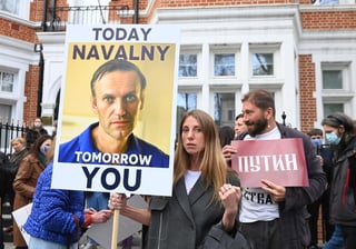 El encarcelado dirigente opositor ruso Alexei Navalni dijo el viernes que pondrá fin a su huelga de hambre al recibir atención médica y ante la advertencia de sus médicos de que su vida estaba en riesgo. (ARCHIVO) 