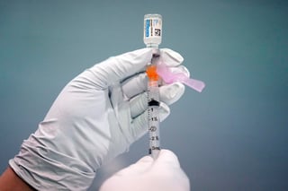 Un comité asesor de los Centros para la Prevención y Control de Enfermedades (CDC, en inglés) de Estados Unidos recomendó este viernes reanudar la administración de la vacuna contra la COVID-19 de Janssen, filial de Johnson & Johnson, tras una pausa por la detección de varios casos de trombosis. (AP)