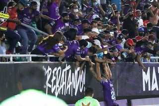 Michael Rangel celebra con la afición tras su segundo gol. (JAM MEDIA)