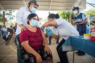 En México, un alto funcionario del gobierno dijo que AstraZeneca había proporcionado documentación que indicaba que las dosis habían pasado las pruebas de calidad y no se habían visto afectadas por problemas en la fábrica de Emergent, dice el Times.
(ARCHIVO)