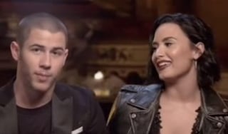 Luego de que Demi Lovato fuera blanco de críticas y ataques por lanzarse contra un pequeño negocio de nieve en Los Ángeles, California al llamarlos 'buitres de dietas' por sus opciones libres de azúcar y gluten en su menú, en redes sociales han recordado otros 'errores' de la cantante. (Especial) 