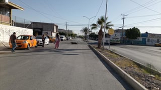 La mañana de este sábado un taxi impactó a una motocicleta en la colonia Rincón La Merced de la ciudad de Torreón, el saldo fue de dos personas lesionadas. (EL SIGLO DE TORREÓN)