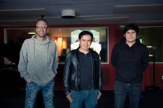Acompañantes. Iván Barrera y Daniel Vadillo fueron los complices del jazzízta Adrian Oropeza para la creación de su nuevo álbum. (CORTESÍA)