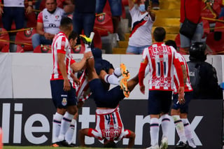 Celebran los jugadores de Chivas luego de anotar el único gol del encuentro. (EFE)