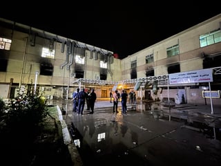  Las autoridades iraquíes comenzaron este domingo a investigar las causas que provocaron la explosión de bombonas de oxígeno y el posterior incendio en un hospital dedicado a pacientes de COVID-19 de Bagdad en el que murieron 82 personas y otras 110 resultaron heridas en la pasada noche. (EFE)