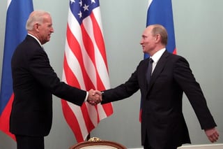 El Kremlin anunció hoy que los presidentes de Rusia, Vladímir Putin, y EUA, Joe Biden, barajan celebrar una cumbre en junio, aunque dicha reunión dependerá mucho de cómo acabe la actual escalada de tensión diplomática entre ambos países. (ARCHIVO)