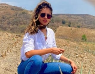'Te amo, México, nadie como tú', escribió la actriz mexicana Eiza González, quien compartió a través de su Instagram imágenes y videos de su visita a Oaxaca, donde torteó, probó mezcal y compartió con familias de productores. (Especial) 