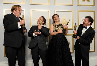 Pese a que las principales categorías en los premios Oscar 2021 no tuvieron presencia mexicana, Michelle Couttolenc, Jaime Baksth y Carlos Cortés subieron al escenario de la premiación para recibir la estatuilla dorada gracias al trabajo que realizaron en 'Sound of metal', de Darius Marder. (AP)