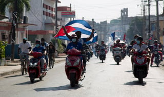 Los manifestantes expresaron su disconformidad con el embargo a golpe de claxon y banderas. (ARCHIVO) 