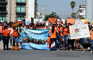 Decenas de personas se reunieron ayer a las 10 de la mañana en la Plaza Mayor de Torreón y de ahí caminaron hasta el Paseo Colón con la finalidad de exigir justicia para Rodolfo. (JESÚS GALINDO)