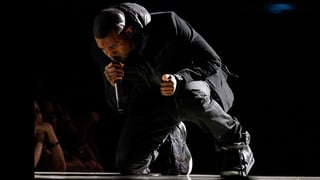 Unas zapatillas deportivas de Kanye West se convirtieron en las más caras del mundo al alcanzar un precio de 1,8 millones de dólares en una venta privada de Sotheby's, informó este lunes la casa de subastas en un comunicado.  (ESPECIAL) 
