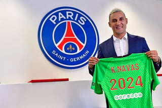 El portero costarricense Keylor Navas amplió un año suplementario su contrato con el París Saint-Germain, que acabará en junio de 2024, anunció este lunes el club. (ESPECIAL)

