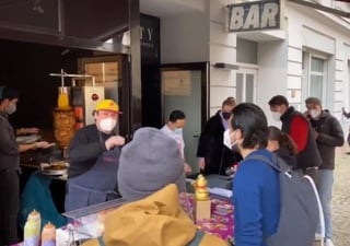 El pasado sábado por la tarde, el periodista Yaotzin Botello compartió en sus redes sociales un video donde muestra la 'fila kilométrica' de una taquería en Berlín, Alemania. (Especial) 