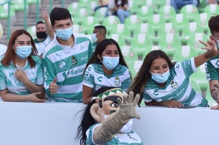 Los aficionados al futbol podrán asistir al próximo juego del Santos Laguna frente al Puebla y a los posibles partidos de liguilla. (ARCHIVO)