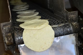 En Torreón se mantienen los precios de 18 a 22 pesos por kilo en las tortillerías. (ARCHIVO) 
