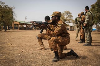 El portavoz explicó que el ataque ocurrió este lunes alrededor de las 09:00 hora local (misma GMT), cuando individuos armados se dirigieron hacia un 'convoy mixto' formado por efectivos de las Fuerzas de Defensa y Seguridad (FDS) de Burkina Faso y ciudadanos extranjeros en el eje Fada N'Gourma-Pama, en la Región del Este.
(AP)