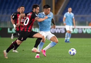 El argentino Joaquín Correa firmó un gran doblete este lunes para impulsar el contundente 3-0 con el que el Lazio arrolló 3-0 al Milan, tercero, y se mantuvo en plena pelea por una plaza en la Liga de Campeones del próximo año. (EFE)