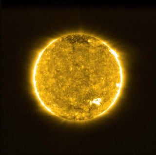 El Sol tiene una característica misteriosa. En contra de lo que cabría esperar, su atmósfera exterior (corona) está muchísimo más caliente que la superficie, un enigma que los astrónomos esperan empezar a desentrañar gracias a las llamadas 'hogueras solares', recientemente descubiertas. (ARCHIVO) 
