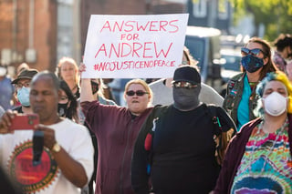 Un policía en EUA disparó al afroamericano Andrew Brown en la parte posterior de su cabeza la semana pasada, aseguró este martes uno de sus abogados, Wayne Kendall, tras ver los resultados de una autopsia independiente. (ARCHIVO) 
