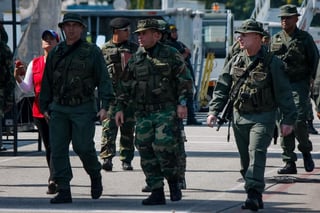 La Fuerza Armada Nacional Bolivariana (FANB) de Venezuela incrementó su despliegue en el estado Apure (fronterizo con Colombia), donde combate desde hace más de un mes a un grupo que varias asociaciones han identificado como disidentes de las FARC, informaron este martes fuentes castrenses. (ARCHIVO) 
