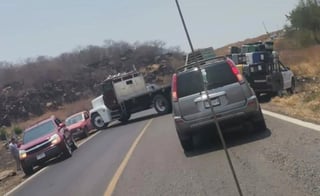 Autoridades locales y habitantes reportaron bloqueos sobre la carretera Apatzingán-Buenavista, a la altura de la comunidad de Rancho Seco, en la zona de Tierra Caliente. (ESPECIAL)