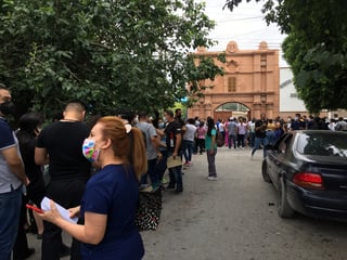Decenas de trabajadores de la salud de La Laguna arribaron desde las primeras horas de ayer para poder recibir la inoculación.