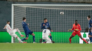 Karim Benzema anota el gol del empate a uno con una gran definición de pierna derecha. (AP)