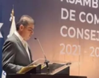 El pasado martes durante el evento de la toma de Compromiso del Nuevo Consejo Directivo 2021, Coparmex, el gobernador de Coahuila, Miguel Ángel Riquelme tropezó tras finalizar su discurso. (Especial) 