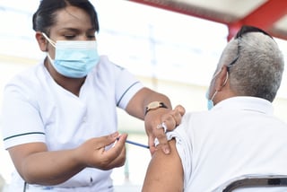 Ayer comenzó el registro de vacunación anti-COVID-19 a través de internet para las personas de entre 50 y 59 años en el país. (ARCHIVO)