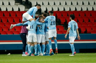 Jugadores del Manchester City celebran luego de marcar el tanto del empate transitorio. (EFE)