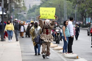 Alrededor de 20 botargas en la Ciudad de México pidieron permiso para salir a trabajar.