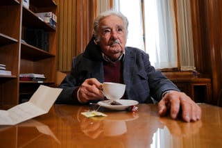 El expresidente de Uruguay José Mujica (2010-2015) viene 'evolucionado de acuerdo a lo previsto' y pasó 'muy bien' su primera noche en casa luego de la endoscopia a la que se le sometió este martes y en la que le fue hallada una úlcera de esófago provocada por un 'cuerpo extraño'. (ARCHIVO) 