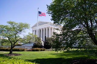 Una coalición inusual de jueces de la Corte Suprema de Estados Unidos votó el jueves en favor de un inmigrante que apela su deportación, en una causa que el tribunal dijo que se decidió por el significado de la palabra “una”. (ARCHIVO) 
