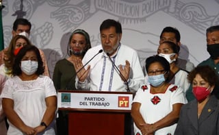 En conferencia de prensa, Fernández Noroña aseguró que él estaba presente con la diputada michoacana del PT cuando le envió el mensaje el gobernador perredista y lo calificó como 'torpe' y que 'perdió la cabeza'.
(ARCHIVO)