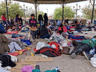Cientos de personas deportadas por Estados Unidos a México, en su mayoría mujeres y niños, se encuentran varadas en Reynosa, en el norteño estado de Tamaulipas, debido al Título 42, alertó este jueves Médicos sin Fronteras. (EFE)
