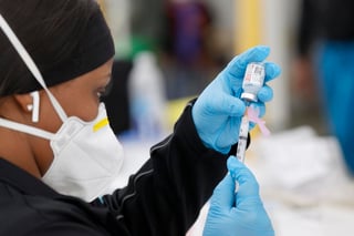 Cien millones de estadounidenses mayores de 16 años están ya completamente vacunados contra la COVID-19, informó este viernes el equipo de respuesta contra la pandemia del Gobierno del presidente Joe Biden. (ARCHIVO) 
