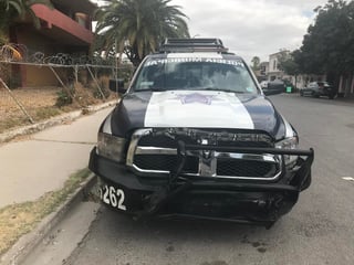 Una patrulla de la Dirección de Seguridad Pública resultó con daños tras impactar un automóvil particular que presuntamente se pasó un semáforo en rojo en el sector Centro de la ciudad de Torreón.
(EL SIGLO DE TORREÓN)