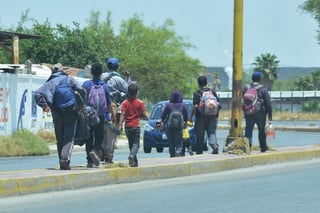 De acuerdo a la carpeta de investigación, personal de la Policía Municipal de Acuña, Coahuila detuvo a la altura de la carretera Ciudad Acuña-Santa Eulalia, a tres personas que viajaban a bordo de tres vehículos, en los que transportaban a un total de 35 extranjeros de Honduras, Ecuador y Guatemala. (ARCHIVO)