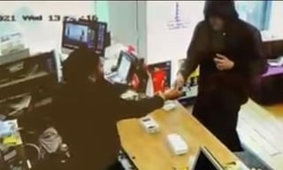 El video del ladrón se volvió viral debido a su ineptitud (CAPTURA)