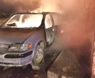 Un incendio en un yonke de Gómez Palacio provocó que se quemara una camioneta Voyager. (EL SIGLO DE TORREÓN)