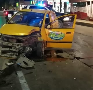 Taxi se impacta contra el poste de una luminaria en Torreón.
