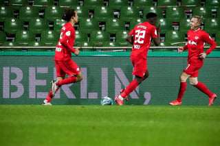 Emil Forsberg (d) celebra luego de anotar el gol de la victoria para el Leipzig, que se impuso 2-1 al Werder Bremen en la semifinal de Copa.