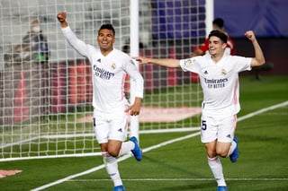 Casemiro (i) celebra luego de anotar el segundo gol del Madrid, en la victoria 2-0 sobre Osasuna.