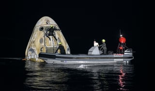 Una nave de SpaceX regresó el domingo a la Tierra desde la Estación Espacial Internacional con cuatro astronautas a bordo, en el primer amerizaje nocturno de una nave tripulada en Estados Unidos desde la misión lunar del Apolo 8. (AP)
